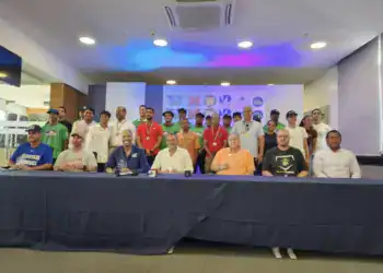 El comisionado de Béisbol y Dream Big celebran rueda de prensa